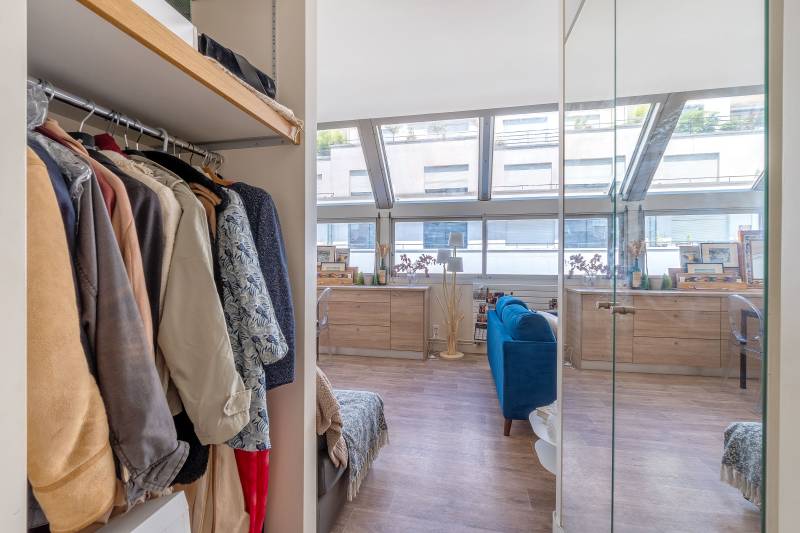 Studio lumineux situé au 4ème étage avec ascenseur - Paris 14ème limite 6ème : rue Campagne-Première - quartier Montparnasse  