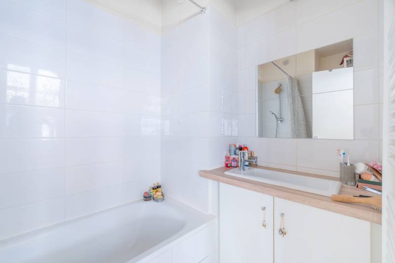 Studio lumineux situé au 4ème étage avec ascenseur - Paris 14ème limite 6ème : rue Campagne-Première - quartier Montparnasse  