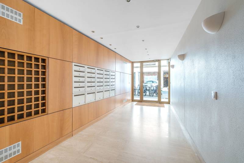 Studio lumineux situé au 4ème étage avec ascenseur - Paris 14ème limite 6ème : rue Campagne-Première - quartier Montparnasse  