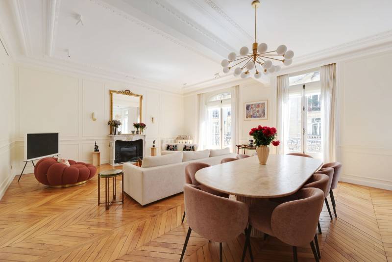 Magnifique appartement haussmannien de 1898 signé Meyer, offrant élégance intemporelle, lumière plein sud et deux balcons filants face à la Tour Eiffel.