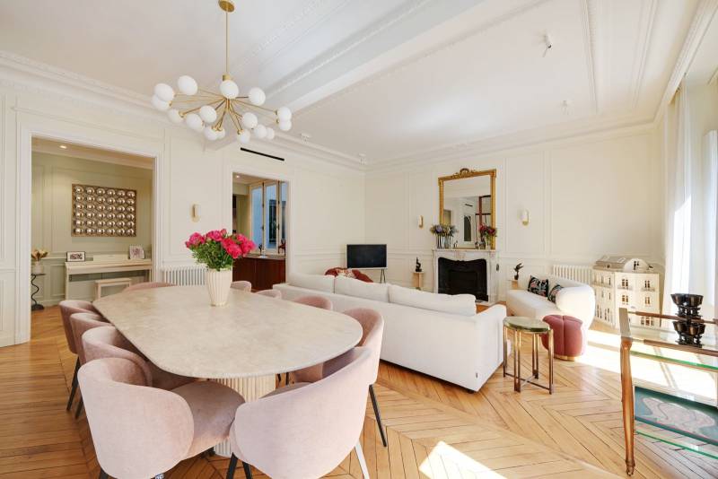 Appartement d'exception de 188 m² avec balcons et vue Tour Eiffel dans un immeuble Haussmannien - Paris 7ème : rue Edmond Valentin - quartier Gros Caillou  