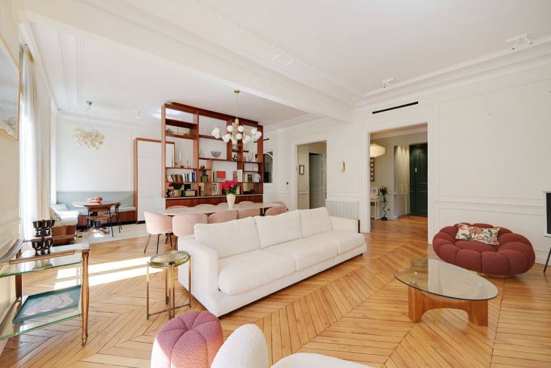 Appartement haussmannien lumineux, prestations haut de gamme et balcons filants avec vue sur la Tour Eiffel depuis le quartier Gros-Caillou.
