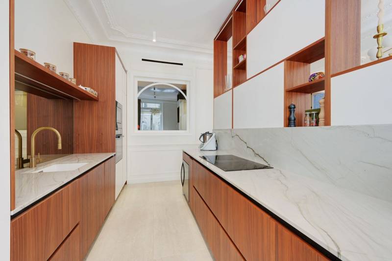 Appartement d'exception de 188 m² avec balcons et vue Tour Eiffel dans un immeuble Haussmannien - Paris 7ème : rue Edmond Valentin - quartier Gros Caillou  