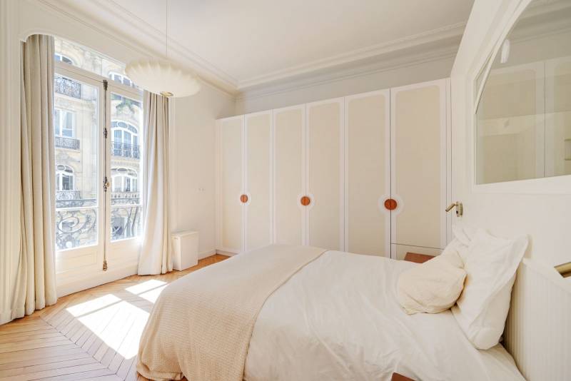 Appartement d'exception de 188 m² avec balcons et vue Tour Eiffel dans un immeuble Haussmannien - Paris 7ème : rue Edmond Valentin - quartier Gros Caillou  