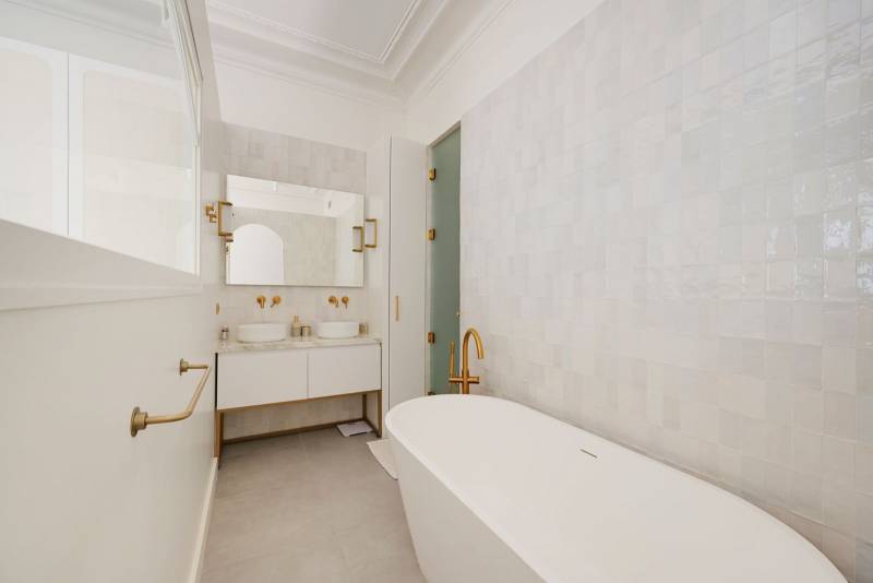 Appartement d'exception de 188 m² avec balcons et vue Tour Eiffel dans un immeuble Haussmannien - Paris 7ème : rue Edmond Valentin - quartier Gros Caillou  