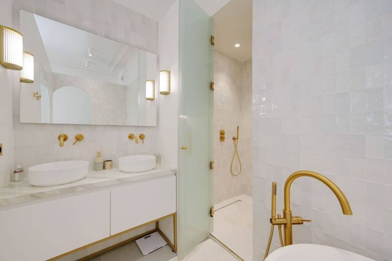 Appartement d'exception de 188 m² avec balcons et vue Tour Eiffel dans un immeuble Haussmannien - Paris 7ème : rue Edmond Valentin - quartier Gros Caillou  