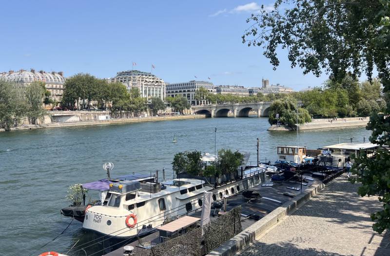 YOO repose sur la Seine près du Pont des Arts, péniche historique incarnant l’élégance rare du Paris patrimonial.