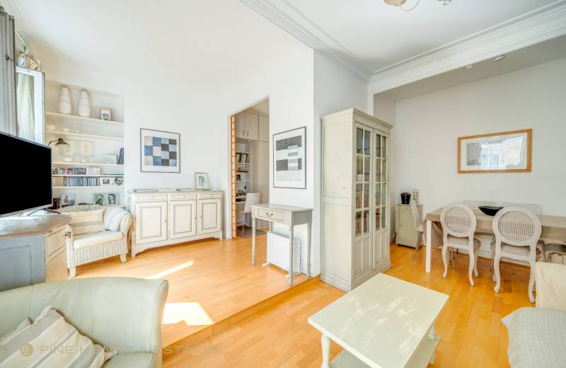 Appartement 2 pièces situé au 2ème étage avec ascenseur - Paris 6ème : rue Delambre - quartier Montparnasse  
