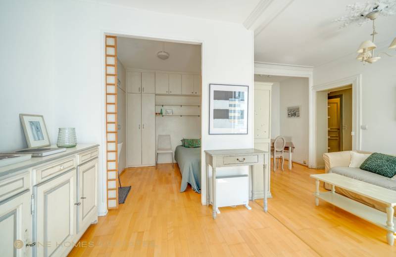 Appartement 2 pièces situé au 2ème étage avec ascenseur - Paris 6ème : rue Delambre - quartier Montparnasse  