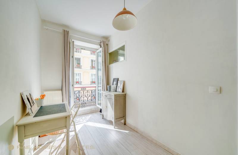 Appartement 2 pièces situé au 2ème étage avec ascenseur - Paris 6ème : rue Delambre - quartier Montparnasse  