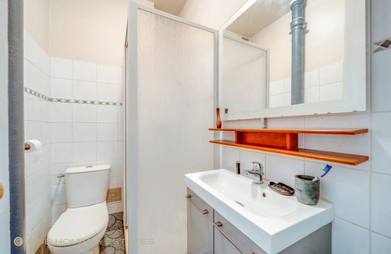Appartement 2 pièces situé au 2ème étage avec ascenseur - Paris 6ème : rue Delambre - quartier Montparnasse  