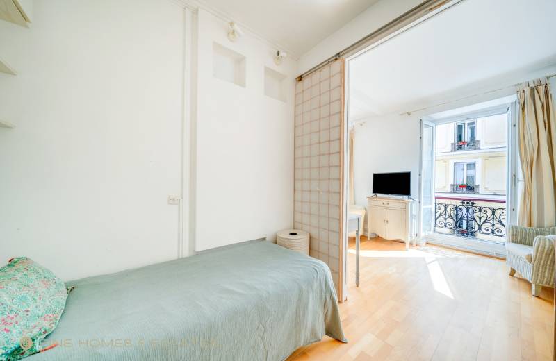 Appartement 2 pièces situé au 2ème étage avec ascenseur - Paris 6ème : rue Delambre - quartier Montparnasse  