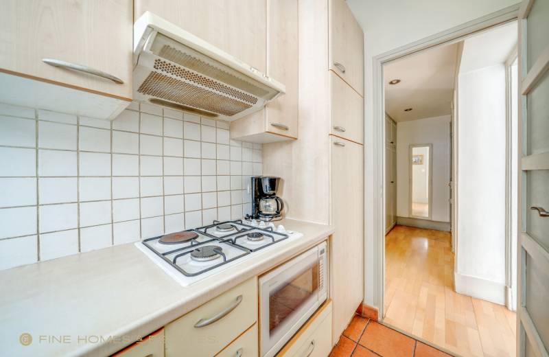 Appartement 2 pièces situé au 2ème étage avec ascenseur - Paris 6ème : rue Delambre - quartier Montparnasse  
