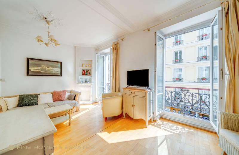 Appartement 2 pièces situé au 2ème étage avec ascenseur - Paris 6ème : rue Delambre - quartier Montparnasse  