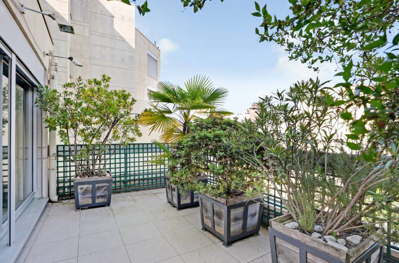 Appartement 3/4 pièces de 142 m² situé au 6ème étage avec ascenseur - terrasse et balcons - vue dégagée - Paris 6ème : rue Stanislas - Notre-Dame des Champs  