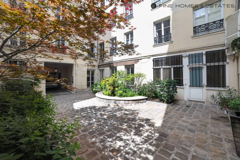 Studio lumineux et calme situé au dernier étage avec ascenseur - Paris 6ème : rue Bonaparte - Saint-Germain des Prés  