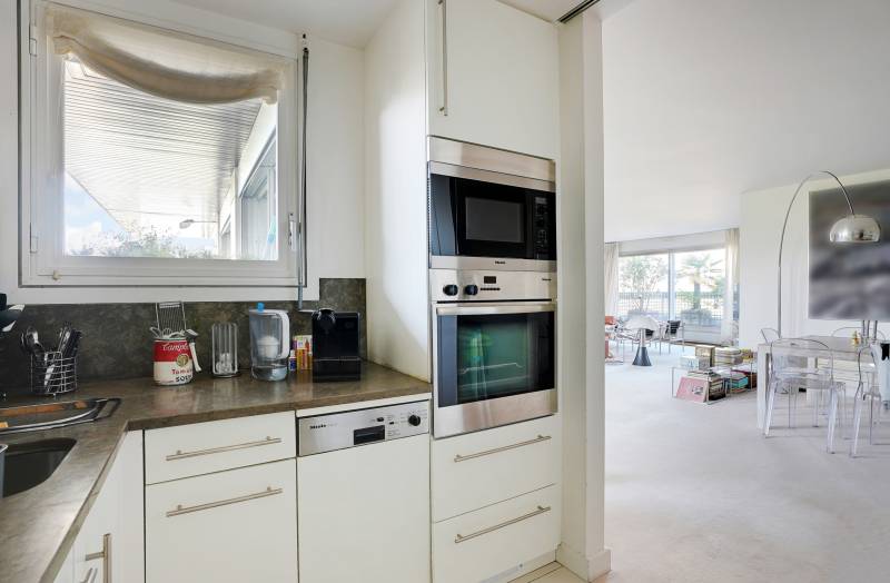 Appartement 3/4 pièces de 142 m² situé au 6ème étage avec ascenseur - terrasse et balcons - vue dégagée - Paris 6ème : rue Stanislas - Notre-Dame des Champs  