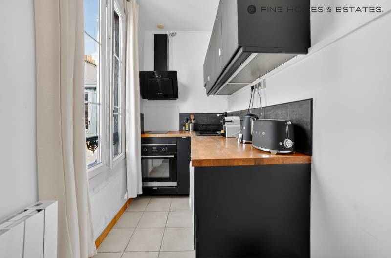 Studio lumineux et calme situé au dernier étage avec ascenseur - Paris 6ème : rue Bonaparte - Saint-Germain des Prés  