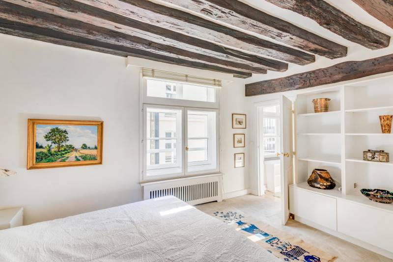 NON DISPONIBLE CAR ACTUELLEMENT LOUÉ - Appartement deux pièces situé au 2ème étage d'un immeuble du XVIIIème - Location meublée - Paris 6ème : rue Hautefeuille - quartier Monnaie  