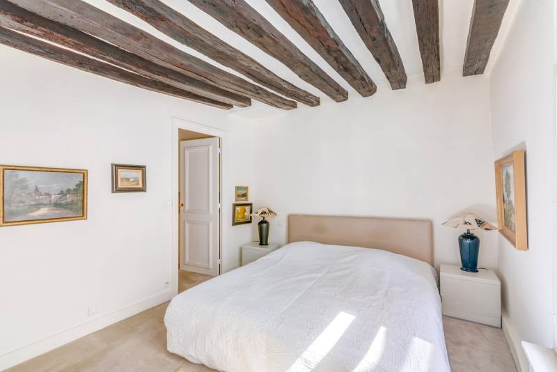 NON DISPONIBLE CAR ACTUELLEMENT LOUÉ - Appartement deux pièces situé au 2ème étage d'un immeuble du XVIIIème - Location meublée - Paris 6ème : rue Hautefeuille - quartier Monnaie  