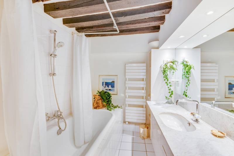NON DISPONIBLE CAR ACTUELLEMENT LOUÉ - Appartement deux pièces situé au 2ème étage d'un immeuble du XVIIIème - Location meublée - Paris 6ème : rue Hautefeuille - quartier Monnaie  
