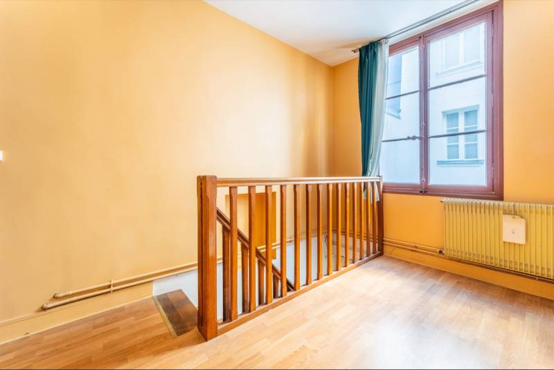 Appartement 4 pièces en duplex entièrement à rénover - 2ème et 3ème étage - Paris 6ème : rue Saint-Sulpice  