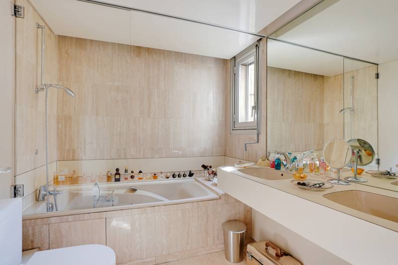 Salle de bains avec wc