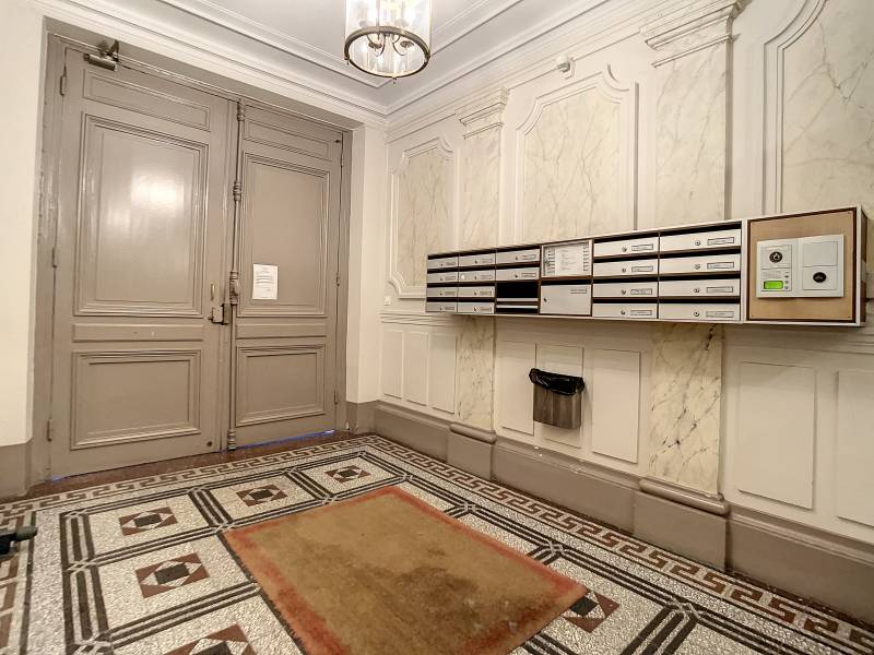 Appartement deux pièces de 42m² situé au rez-de-chaussée sur rue - Paris 14ème limite 6ème : rue Leopold Robert  
