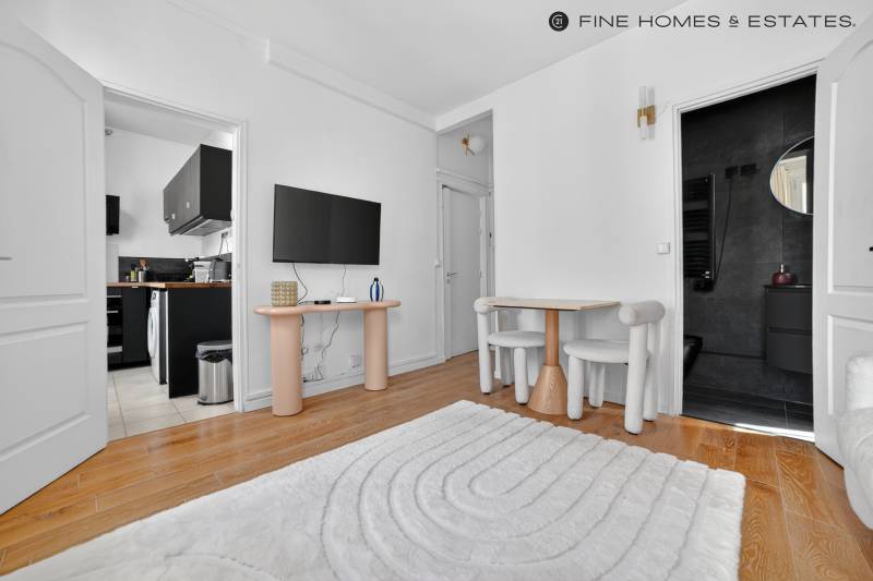 Studio lumineux et calme situé au dernier étage avec ascenseur - Paris 6ème : rue Bonaparte - Saint-Germain des Prés  
