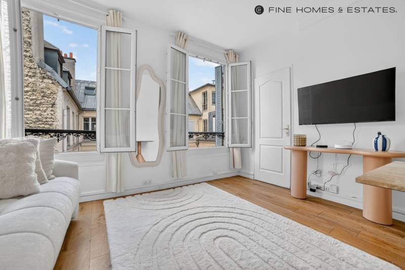 Studio rénové offrant une pièce principale confortable et calme, idéalement située rue Bonaparte, à deux pas de l’église Saint-Germain-des-Prés.
