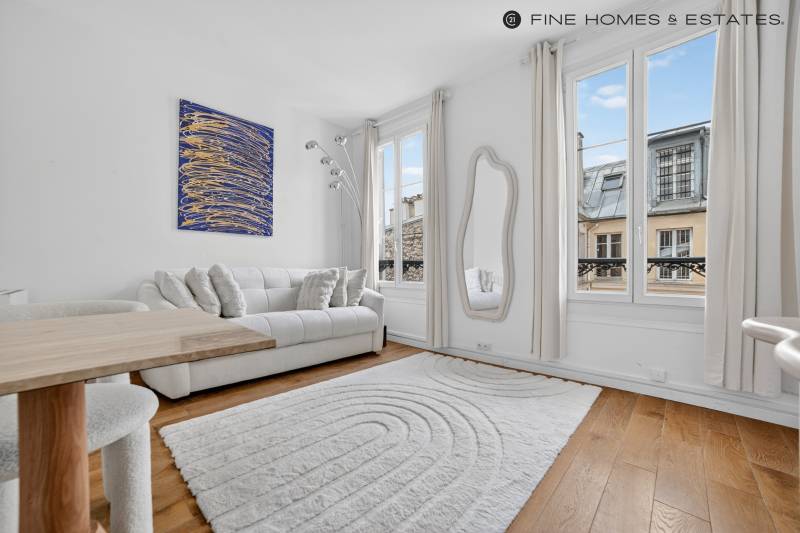 Studio lumineux et calme situé au dernier étage avec ascenseur - Paris 6ème : rue Bonaparte - Saint-Germain des Prés  