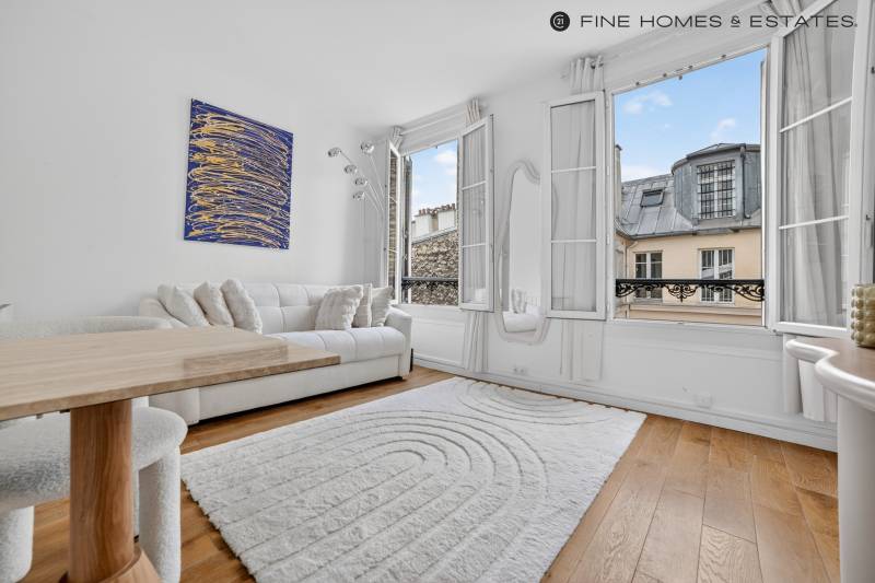 Studio lumineux et calme situé au dernier étage avec ascenseur - Paris 6ème : rue Bonaparte - Saint-Germain des Prés  