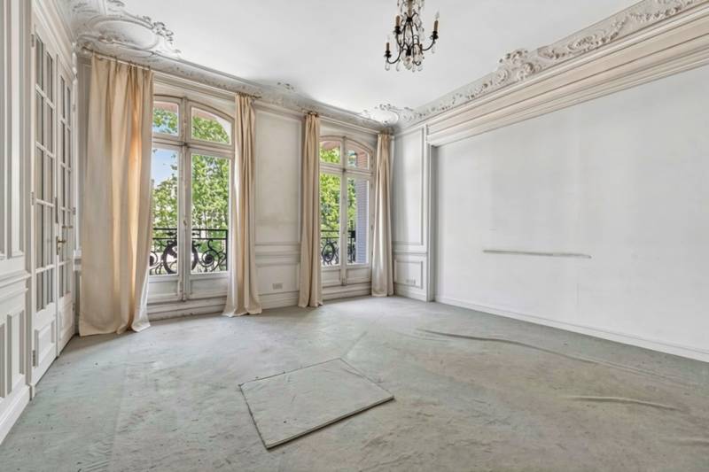 Cadre de vie raffiné dans ce séjour au charme parisien, valorisé par estimation immobilière Paris 6ème de qualité.